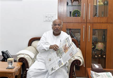 Kharge pledges to fulfill all 5 promises - The Daily Guardian