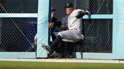 Aaron Judge catch: Yankees outfielder busts fence at Dodger Stadium