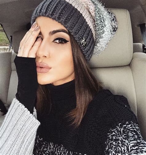 Camila Coelho | Camila coelho, Gorro feminino, Poses de mulheres