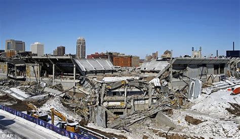 Minneapolis NFL Metrodome stadium demolished | Daily Mail Online