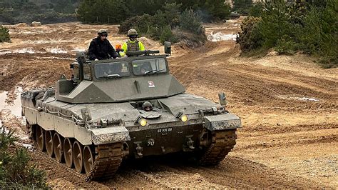 Ukrainian tank crews complete training in the UK