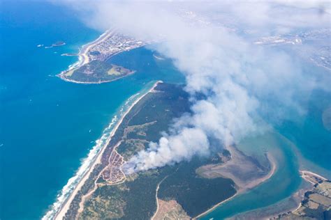 SunLive - Fire flares up again on Matakana Island - The Bay's News First