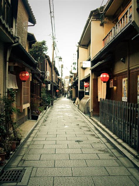 Kyoto: Gion one-point perspective #2 | Tales of The Breeze