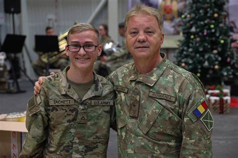 101st Airborne Division, Romanian Army celebrate Christmas together ...