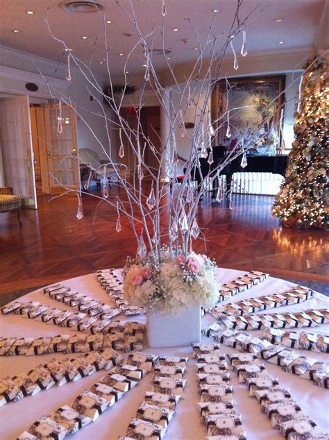 35 Cool Winter Wonderland Table Decorations | Table Decorating Ideas