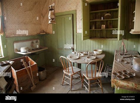 Run down house interior hi-res stock photography and images - Alamy