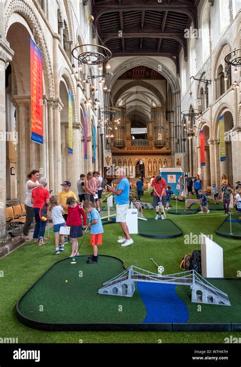 Children playing golf hi-res stock photography and images - Alamy