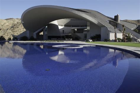 Bob Hope house in Palm Springs, long an architectural footnote ...