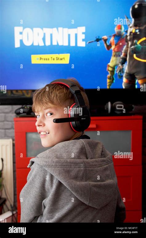 Boy playing fortnite hi-res stock photography and images - Alamy