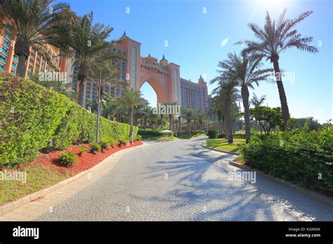 Luxury resort hotel on Palm island in Dubai Stock Photo - Alamy