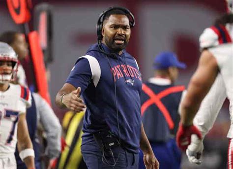 GLENDALE, ARIZONA - DECEMBER 12: Coach Jerod Mayo of the New England ...