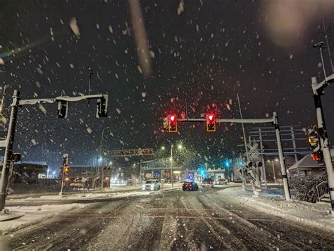 Heavy snowfall downtown : r/pics