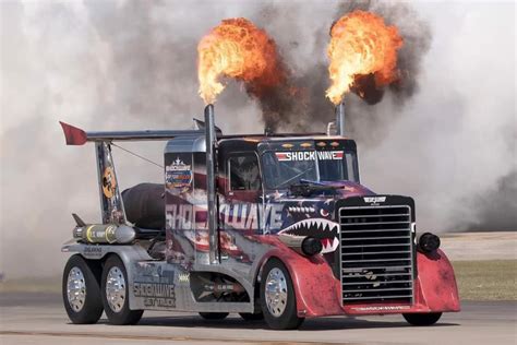 Drama beim Drag-Race: Truck verwandelt sich in Feuerball!