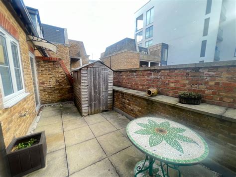 2 bed flat to rent in Kingston Road, London SW19, £1,800 pcm - Zoopla