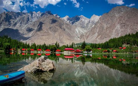 15 of the Most Beautiful Lakes in Pakistan | Zameen Blog