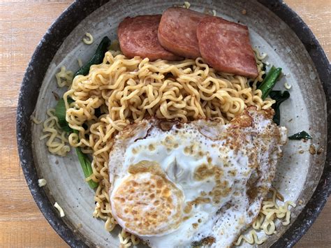 Fried egg on mie goreng with spam : r/PutAnEggOnIt