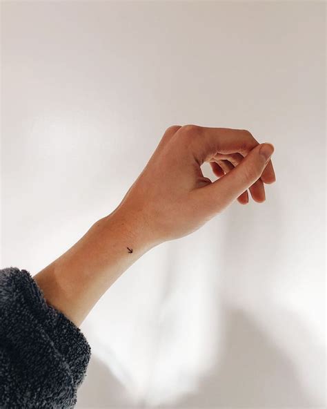 100+ Tiny, Chic Wrist Tattoos That Are Better Than a Bracelet | Tiny ...