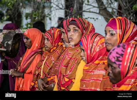 Jungen somalischen Frauen während einer kulturellen Leistung in Garowe ...