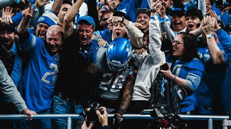 HIGHLIGHT: Gibbs climbs into stands to celebrate with Lions fans ...