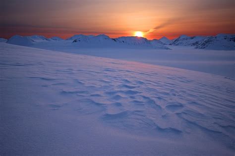 Alaska's Snowy Dawn: A Stunning HD Wallpaper of Winter Majesty