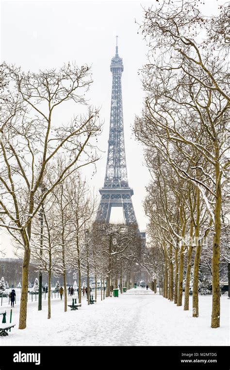 Eiffel tower snow hi-res stock photography and images - Alamy