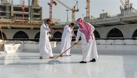 Saudi team cleans Holy Kaaba's roof in 40 minutes, setting new record