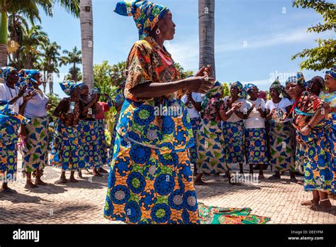 L'Afrique, Angola, Benguela. La danse des femmes en costume ...