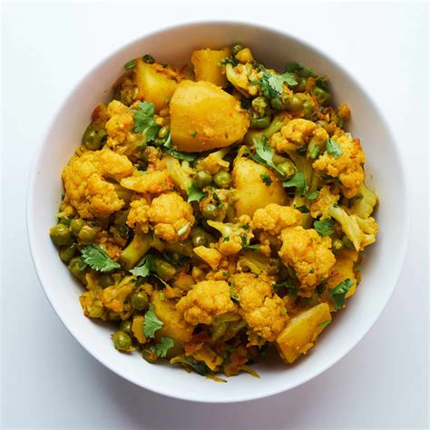 Aloo Gobi | Quick and Easy Indian Aloo Gobi Recipe Under 15 Minutes | Aloo gobi, Recipes, Vegan ...