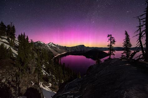 An extremely rare appearance of the aurora borealis over Crater Lake ...