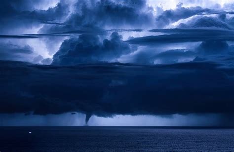 Tornadic waterspout during strong lightning storm in Italy in pictures - Strange Sounds