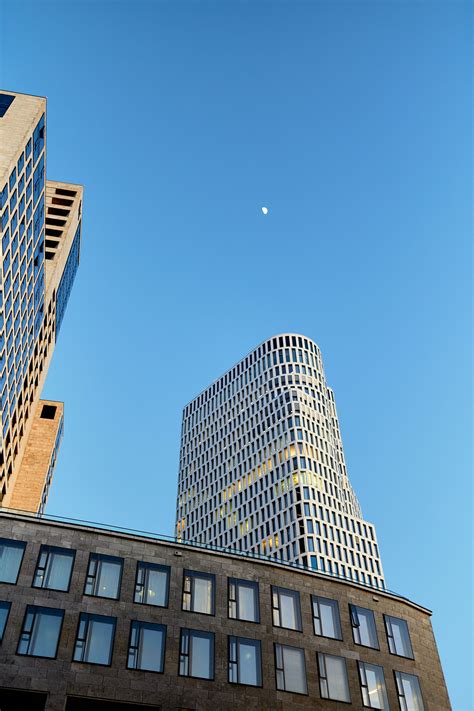 Skyscraper at Night · Free Stock Photo