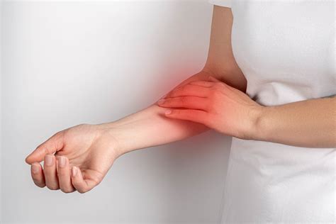 Woman with elbow pain - Creative Commons Bilder
