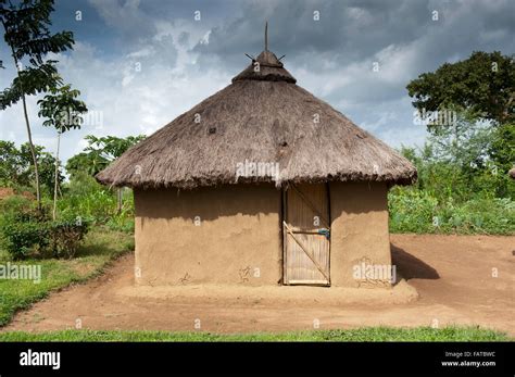 Traditional home in Kenya made from mud with a thatched roof, with a tidy yard Stock Photo - Alamy