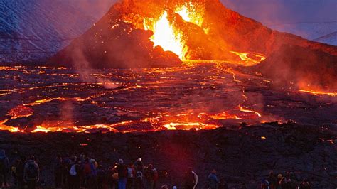 Islande : l'éruption volcanique s'étend avec une nouvelle source de lave | Radio-Canada.ca