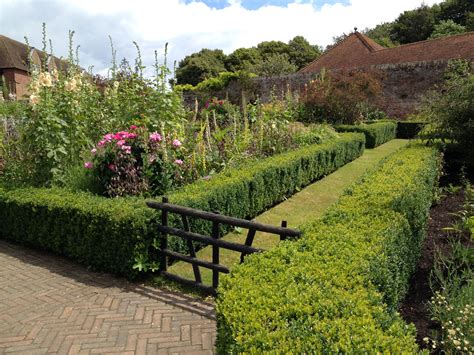 Leeds Castle gardens, Kent, England, UK | Photo by Sandy Carlson ...