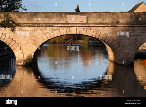 Folly Bridge Oxford- Autumn dawn Stock Photo - Alamy