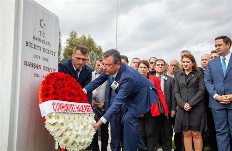 Özgür Özel'den Ecevit'in mezarına ziyaret: "Ona ve partimize layık olmaya çalışacağız"