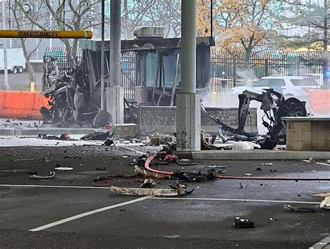 Rainbow Bridge vehicle explosion closes US-Canada border crossings | CNN