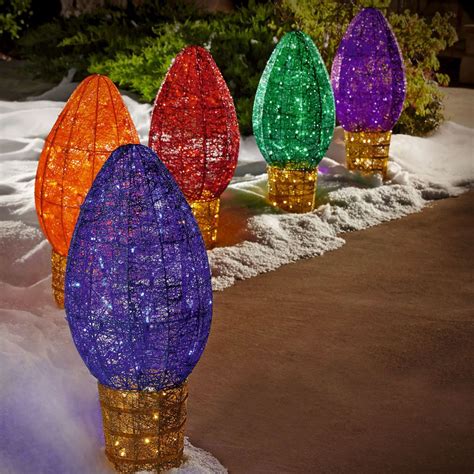 Giant Bulb Outdoor Christmas Lights – HomeDecorish