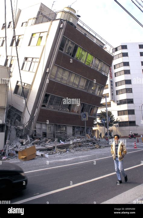 Earthquake-damaged building, following the 1995 Kobe Quake, Japan Stock ...