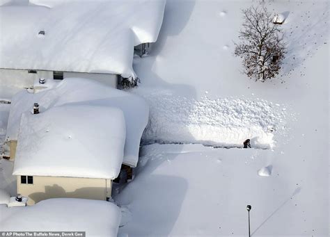 Buildings collapse and thirteen die in snowstorm that has buried New ...