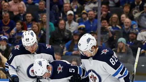 Hellebuyck makes 35 saves to lead Jets over Blues 4-2 | paNOW