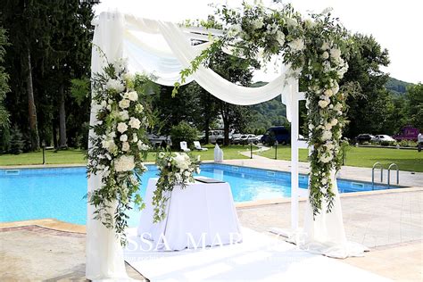 Cununie civila la piscina ISSA, aranjamente florale si decor floral arcada