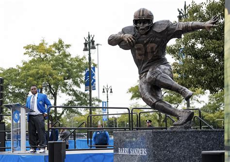 Detroit Lions Unveil Statue To Honor 1988 Heisman Winner Barry Sanders ...