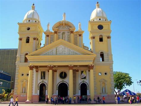 Los vendedores junto a la Basílica de Chiquinquirá comparten su fe ...