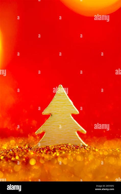 Christmas wallpaper in gold and red colors.Christmas tree in gold ...