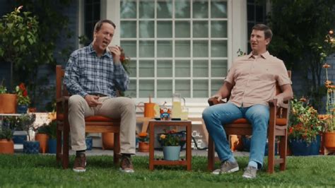 NFL: Peyton Manning, Eli star in funny King’s Hawaiian commercials