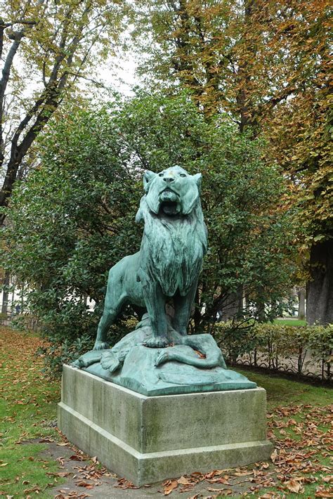 Lion statue @ Jardin du Luxembourg @ Paris | Guilhem Vellut | Flickr