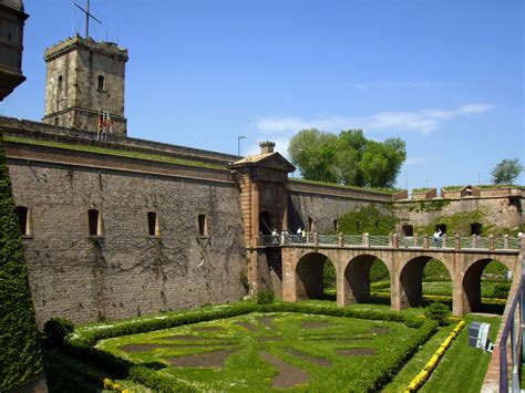 File:Castell de Montjuic - Fossat entrada - Barcelona (Catalonia).jpg - Wikimedia Commons