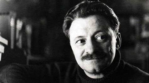 100 años de Mario Benedetti: los 13 poemas imprescindibles del poeta del amor y la rebeldía